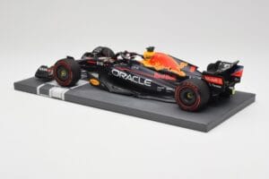 Red Bull RB18 Oracle #1 M. Verstappen Italian GP 2022 Winner Minichamps 1:18 113221601 Résine — image 5 sur 7