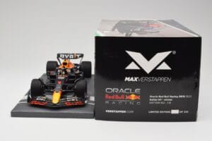 Red Bull RB18 Oracle #1 M. Verstappen Italian GP 2022 Winner Minichamps 1:18 113221601 Résine — image 6 sur 7