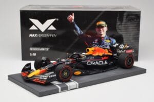 Red Bull RB18 Oracle #1 M. Verstappen Italian GP 2022 Winner Minichamps 1:18 113221601 Résine — image 7 sur 7