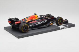 Red Bull RB18 Oracle #1 M. Verstappen US GP 2022 Winner Minichamps 1:18 113221901 Résine — image 3 sur 7