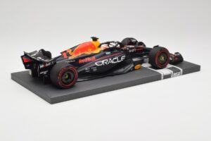 Red Bull RB19 Oracle #1 M. Verstappen Australian GP 2023 Winner Minichamps 1:18 113230301 Résine — image 3 sur 7