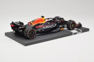 Red Bull RB19 Oracle #1 M. Verstappen Bahrain GP 2023 Winner Minichamps 1:18 113230201 Résine — image 3 sur 7