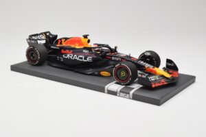 Red Bull RB19 Oracle #1 M. Verstappen Bahrain GP 2023 Winner Minichamps 1:18 113230201 Résine — image 4 sur 7