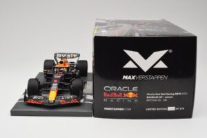 Red Bull RB19 Oracle #1 M. Verstappen Bahrain GP 2023 Winner Minichamps 1:18 113230201 Résine — image 6 sur 7