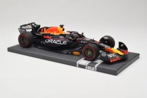 Red Bull RB19 Oracle #1 M. Verstappen British GP 2023 Winner Minichamps 1:18 113231101 Résine — image 4 sur 7
