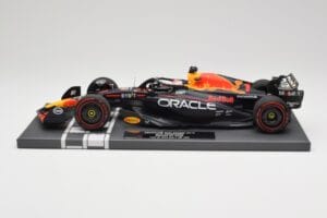 Red Bull RB19 Oracle #1 M. Verstappen British GP 2023 Winner Minichamps 1:18 113231101 Résine