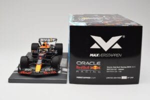 Red Bull RB19 Oracle #1 M. Verstappen British GP 2023 Winner Minichamps 1:18 113231101 Résine — image 6 sur 7
