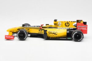 Renault R30 R. Kubica / V. Petrov F1 Showcar 2010 Minichamps 1:18 7711428831 Métal — image 3 sur 6
