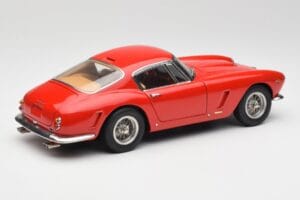 Ferrari 250 GT SWB Rouge CMC 1:18 M-046 Métal — image 2 sur 6