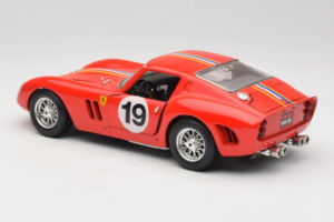 Ferrari 250 GTO #19 Rouge Rayures 1962 Bburago 1:18 3011-P3 Métal — image 7 sur 8