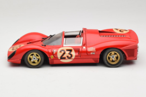 Ferrari 330 P4 #23 L. Bandini / C. Amon 24 Hours of Daytona Winner 1967 Revell 1:18 48833 Métal — image 4 sur 8