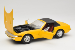 Ferrari 365 GTS Jaune Avec Toit Noir Solido 1:18 8018 Métal — image 2 sur 8