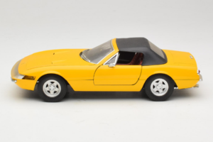 Ferrari 365 GTS Jaune Avec Toit Noir Solido 1:18 8018 Métal — image 4 sur 8