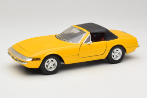 Ferrari 365 GTS Jaune Avec Toit Noir Solido 1:18 8018 Métal