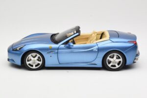 Ferrari California Bleu Clair Hot Wheels 1:18 N2043 Métal — image 4 sur 8
