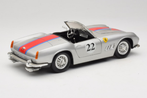 Ferrari California #22 Argent Bande Rouge 1966 Tonka 1:18 01109-S2 Métal — image 3 sur 8