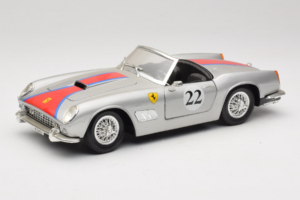 Ferrari California #22 Argent Bande Rouge 1966 Tonka 1:18 01109-S2 Métal