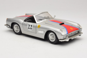 Ferrari California #22 Argent Bande Rouge 1966 Tonka 1:18 01109-S2 Métal — image 6 sur 8