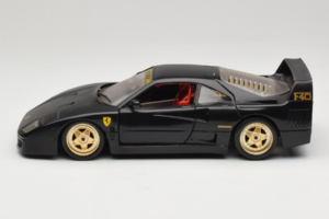 Ferrari F40 Noir avec Roues Or Bburago 1:18 3032-B2 Métal — image 4 sur 8