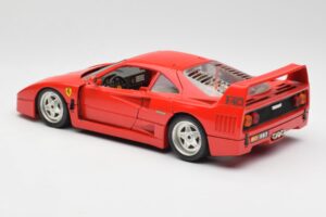 Ferrari F40 Rouge Bburago 1:18 3032 Métal — image 7 sur 8