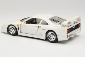 Ferrari F40 Blanc Bburago 1:18 3332-W4 Métal — image 7 sur 8