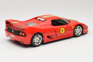 Ferrari F50 Coupé #6 Rouge avec Drapeau Italien Bburago 1:18 3382-P1 Métal — image 3 sur 8