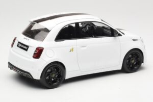 Abarth 500e Blanc IXO 1:18 MCG18497 Métal — image 2 sur 6