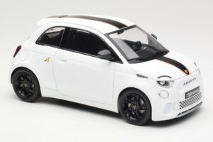 Abarth 500e Blanc IXO 1:18 MCG18497 Métal — image 4 sur 6