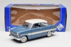 Ford Taunus 12M P2 Bleu Rayures Revell 1:18 08880-M1 Métal — image 8 sur 8
