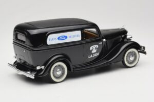 Ford Delivery Truck Ford Parts Noir Solido 1:18 8417 Métal — image 2 sur 8