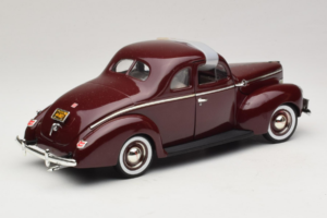 Ford Deluxe Coupe Rouge Foncé ERTL 1:18 7936 Métal — image 3 sur 7