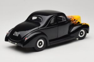 Ford Deluxe Hot Rod Noir Universal Hobbies 1:18 6002 Métal — image 3 sur 8