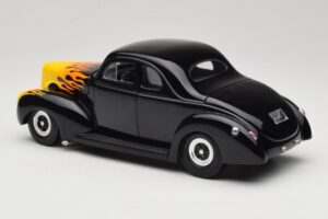 Ford Deluxe Hot Rod Noir Universal Hobbies 1:18 6002 Métal — image 7 sur 8
