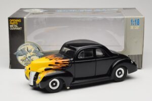 Ford Deluxe Hot Rod Noir Universal Hobbies 1:18 6002 Métal — image 8 sur 8