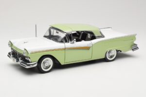 Ford Fairlane Skyliner Vert & Blanc Sun Star 1:18 FORD003 Métal — image 3 sur 9