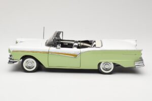Ford Fairlane Skyliner Vert & Blanc Sun Star 1:18 FORD003 Métal — image 5 sur 9