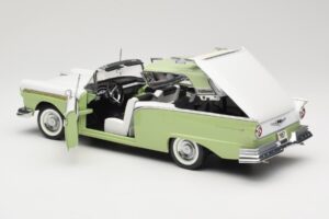 Ford Fairlane Skyliner Vert & Blanc Sun Star 1:18 FORD003 Métal — image 6 sur 9