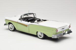 Ford Fairlane Skyliner Vert & Blanc Sun Star 1:18 FORD003 Métal — image 8 sur 9