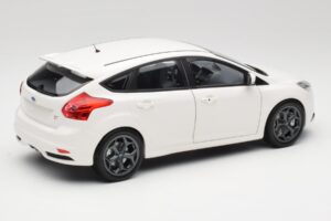 Ford Focus ST Mk2 Blanc Minichamps 1:18 110082004 Métal — image 3 sur 8