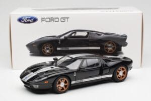 Ford GT Noir Avec Bandes Blanches AUTOart 1:18 73023 Métal — image 8 sur 8