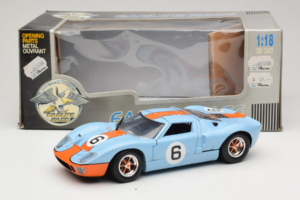 Ford GT40 Gulf #6 J. Ickx / J. Oliver 24 Hours of Le Mans 1969 Eagles Race 1:18 300600 Métal — image 8 sur 8