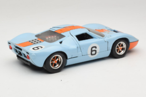 Ford GT40 Gulf #6 J. Ickx / J. Oliver 24 Hours of Le Mans 1969 Revell 1:18 48824 Métal — image 3 sur 8
