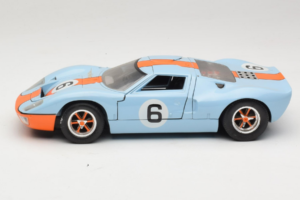 Ford GT40 Gulf #6 J. Ickx / J. Oliver 24 Hours of Le Mans 1969 Revell 1:18 48824 Métal — image 4 sur 8