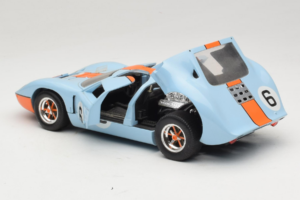 Ford GT40 Gulf #6 J. Ickx / J. Oliver 24 Hours of Le Mans 1969 Revell 1:18 48824 Métal — image 5 sur 8