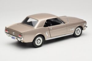 Ford Mustang 1964 1/2 Argent Mira 1:18 6127 Métal — image 3 sur 8