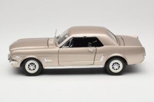 Ford Mustang 1964 1/2 Argent Mira 1:18 6127 Métal — image 4 sur 8