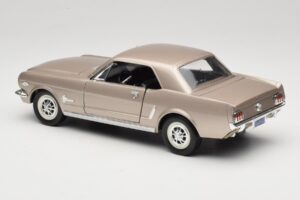 Ford Mustang 1964 1/2 Argent Mira 1:18 6127 Métal — image 7 sur 8