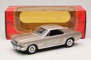 Ford Mustang 1964 1/2 Argent Mira 1:18 6127 Métal — image 8 sur 8
