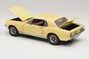 Ford Mustang Coupe Jaune The Walking Dead Greenlight 1:18 12958 Métal — image 5 sur 8