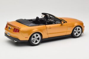 Ford Mustang GT S197 Cabriolet Or Maisto 1:18 31158 Métal — image 2 sur 7